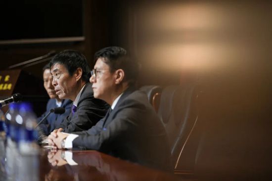 年幼的张家泽、张家聪、张燕青三兄妹之怙恃被黑帮分子蛇哥（汤镇业 饰）杀戮，三兄妹漂泊陌头，幸有“儿童之家”福利院院长（潘虹 饰）收容了他们。在家泽的对峙下，可爱的弟妹别离被人家收养。十五年后，被台湾巨贾收养的张家聪（苏有朋 饰）已结业并与女友订亲，更名为志华的家聪但愿在婚礼上由昔时掉散的兄长和mm做本身的证婚人，与未婚妻南下寻觅兄妹。在广州，家聪很快找到了已成为教师的mm燕青（范冰冰 饰），可是在喷鼻港的年夜哥家泽却着落不明，一行人赴港，找到曾和家泽一路的黑道份子“野鸡”（张智霖 饰），后者宣称家泽已